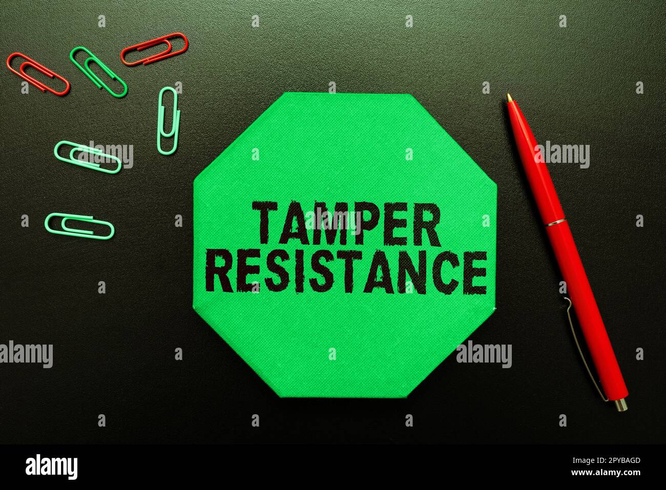 Schild mit Manipulationsschutz. Wort für Zurückhaltung gegenüber körperlichen Schäden, Drohungen, Einschüchterung oder korrupter Überzeugungsarbeit Stockfoto