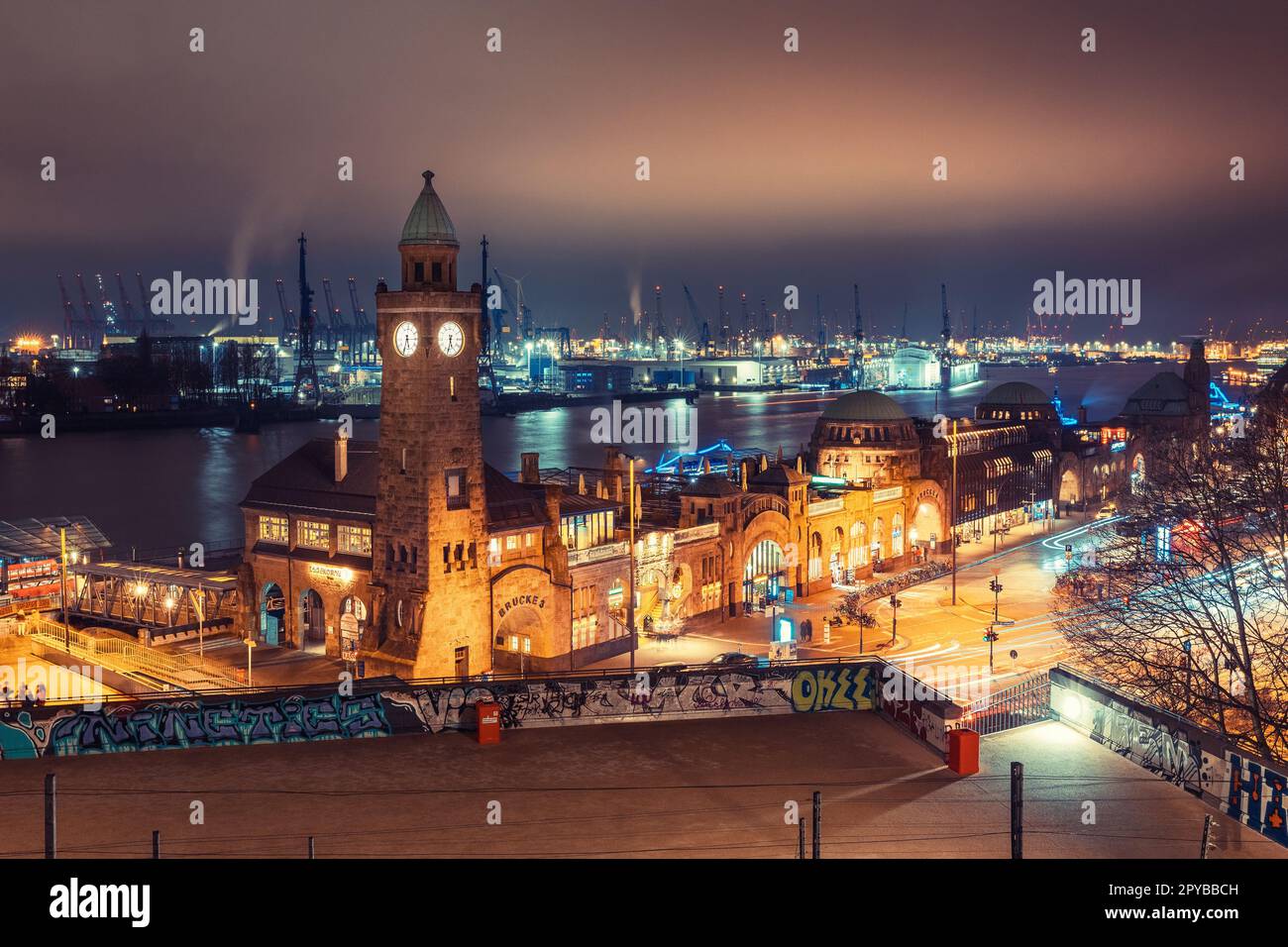 Beleuchtete St. Pauli Piers in Hamburg bei Nacht Stockfoto