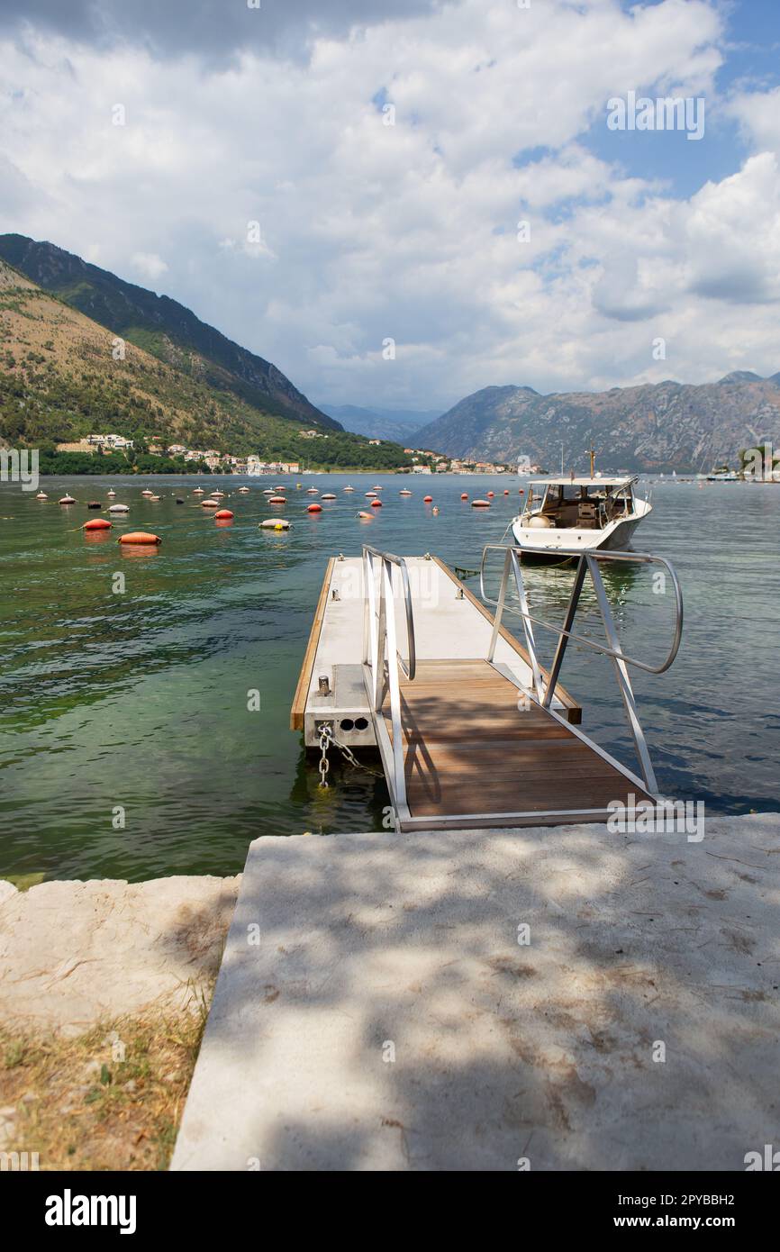 Sehr schöne Promenade der Bucht von Kotor, ein kleines Fischerboot. Montenegro. Schöne und gemütliche Stadt, Kotor Embankment. Das Konzept von Ruhe und Urlaub in Europa. Stockfoto