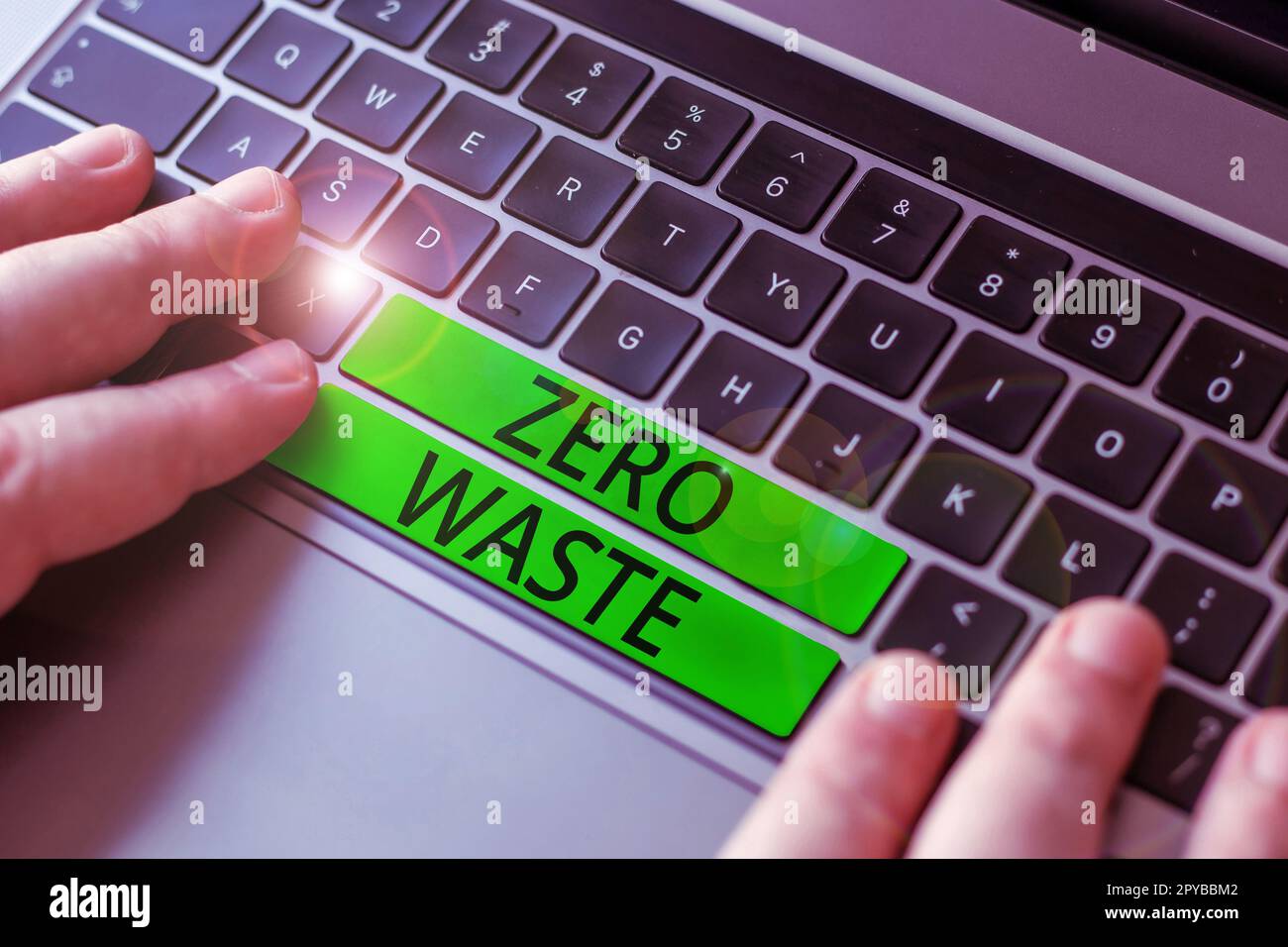 Schild mit der Aufschrift „Null Verschwendung“. Das Wort für industrielle Verantwortung umfasst Kompostierung, Recycling und Wiederverwendung Stockfoto