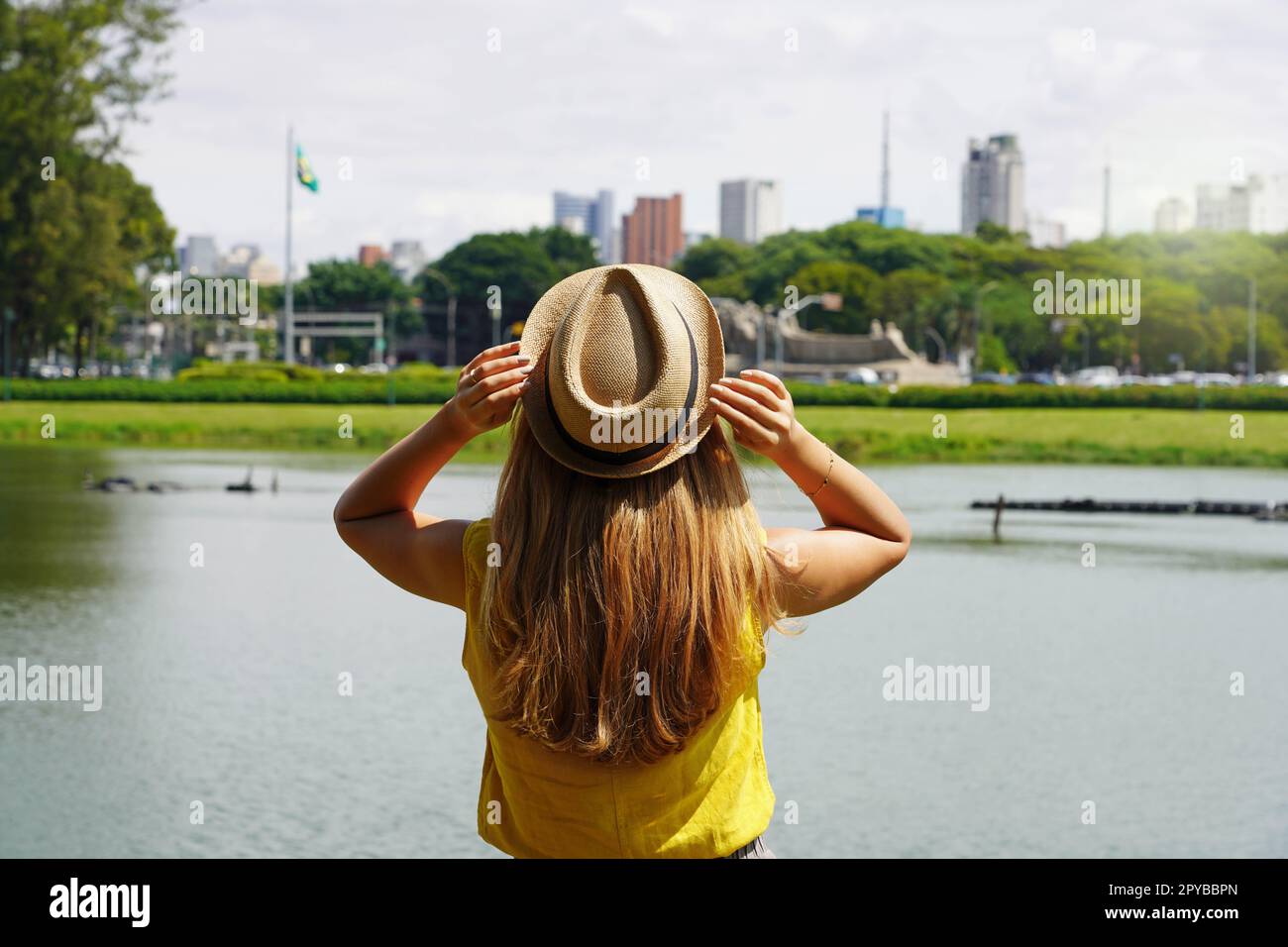 Tourismus in Sao Paulo, Brasilien. Rückansicht eines Mädchens, das die Skyline der Metropole Sao Paulo vom Ibirapuera Park, Brasilien, genießt. Stockfoto