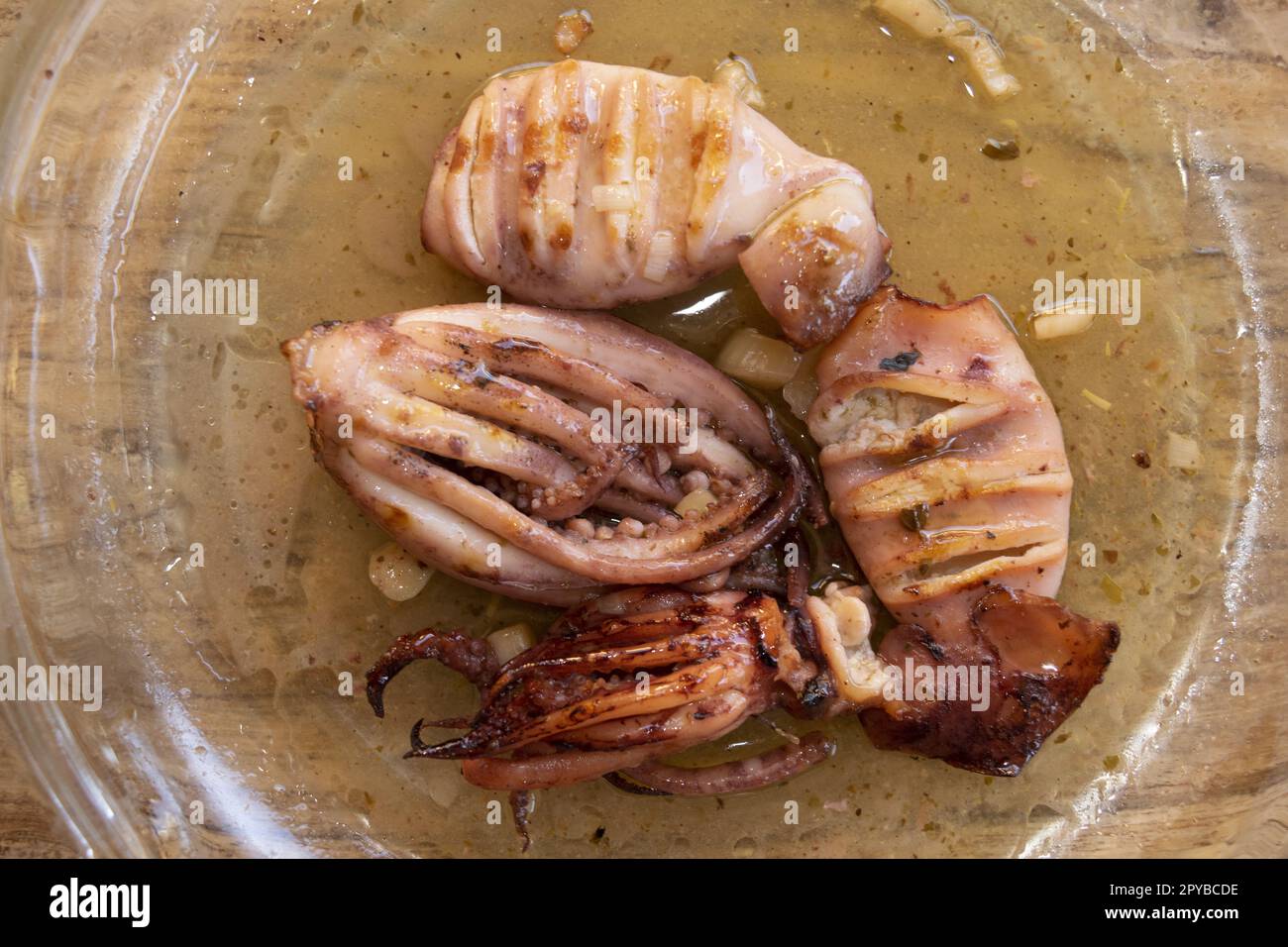 Gegrillte Calamari mit Öl und Zitrone gewürzt Stockfoto