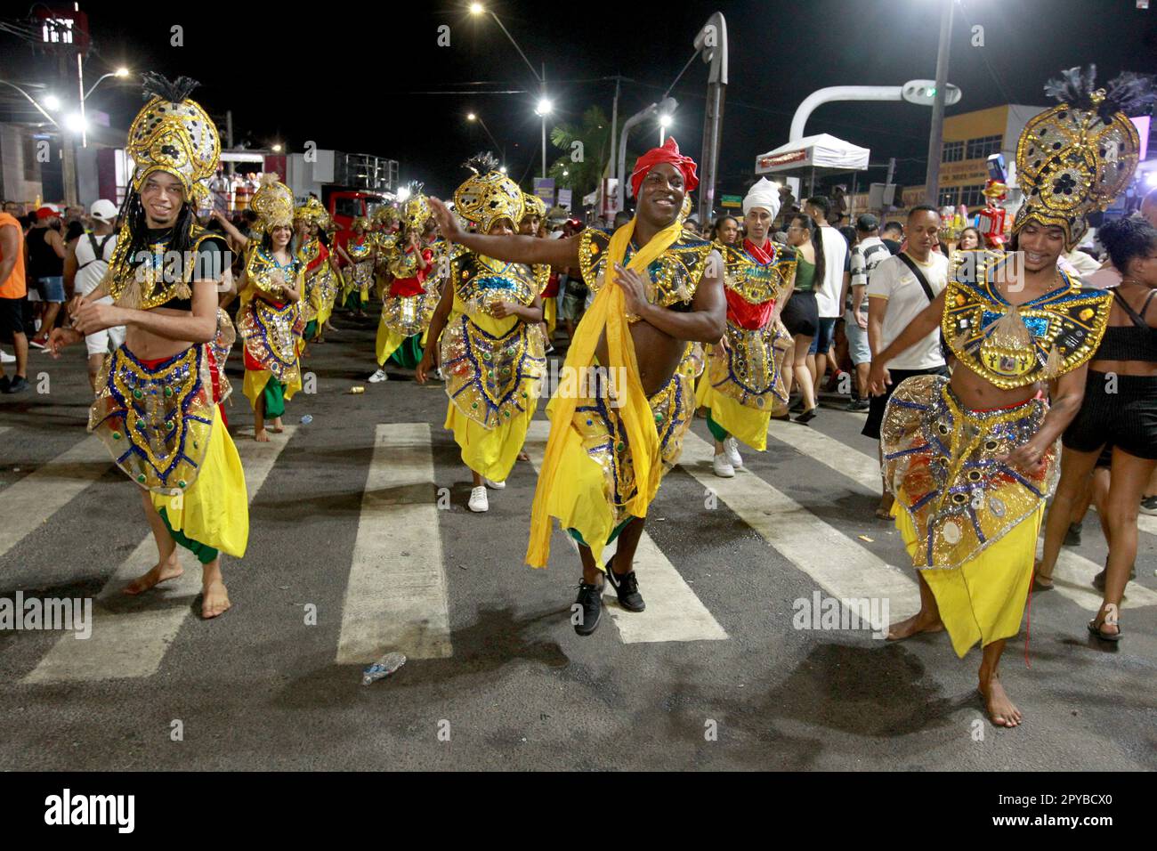 feira de santana, bahia, brasilien - 23. april 2023: Afroblockparade während der Mikareta in der Stadt Feira de Santana. Stockfoto