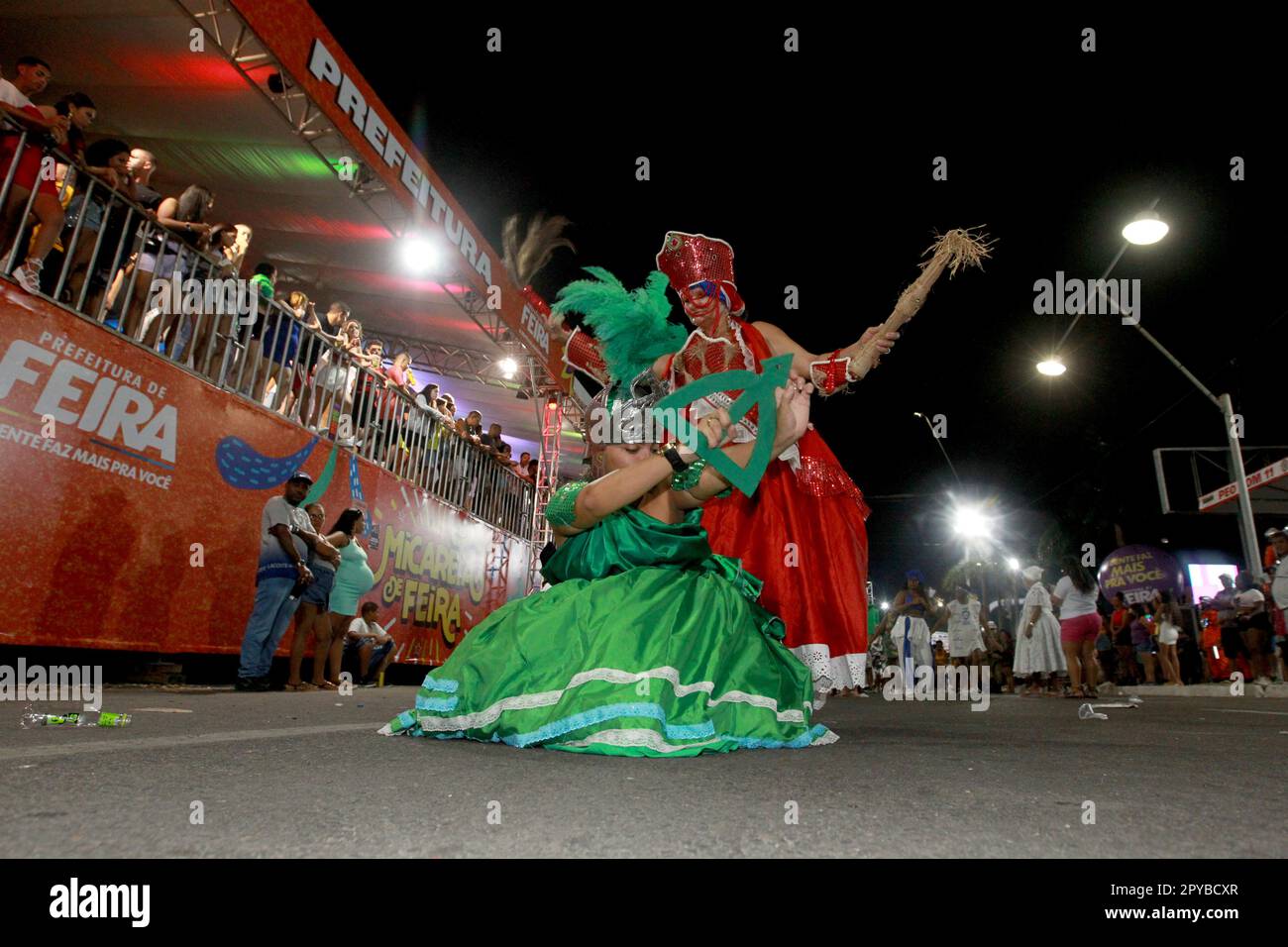 feira de santana, bahia, brasilien - 23. april 2023: Afroblockparade während der Mikareta in der Stadt Feira de Santana. Stockfoto