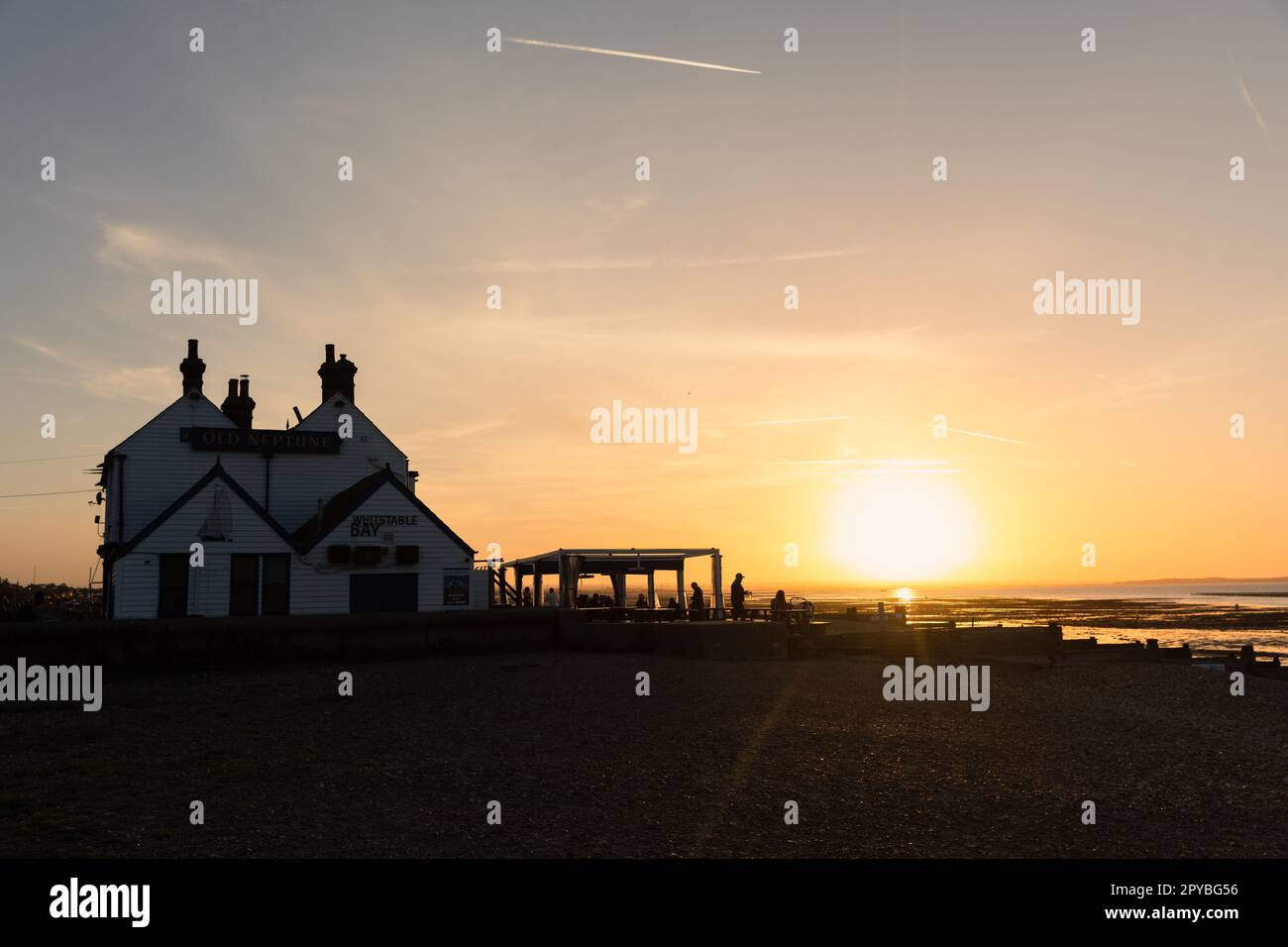 Old Neptune Pub am 6. Oktober 2022 im Whitstable Beach in Whitstable, Kent, England. Kredit: SMP News Stockfoto