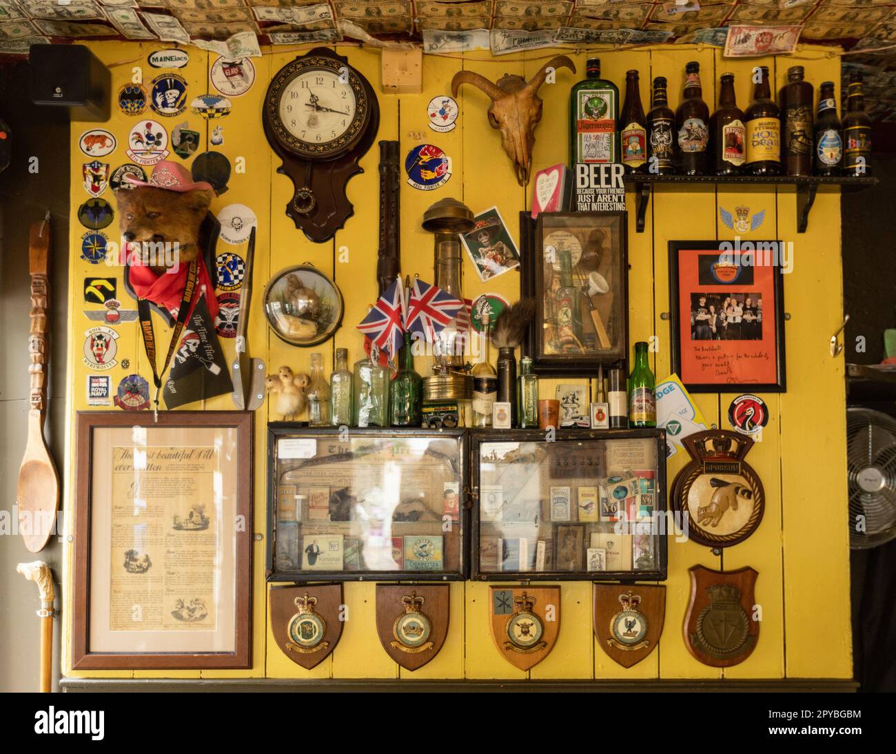 Die Kurzfassung am 12. Oktober 2022 in Bury St. Edmunds, Suffolk, England. Kurz gesagt, es ist der kleinste Pub in England. Kredit: SMP News Stockfoto