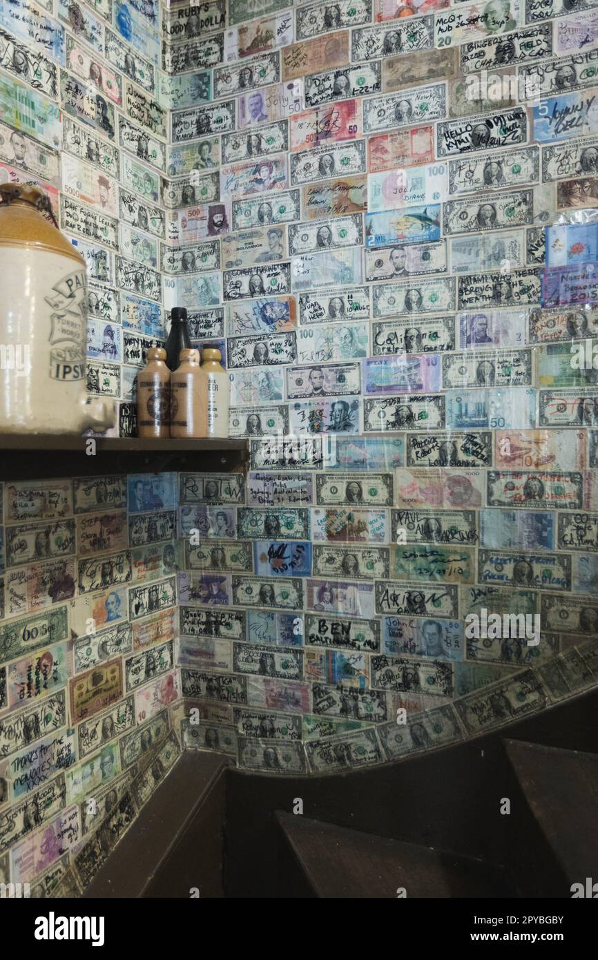 Die Kurzfassung am 12. Oktober 2022 in Bury St. Edmunds, Suffolk, England. Kurz gesagt, es ist der kleinste Pub in England. Kredit: SMP News Stockfoto