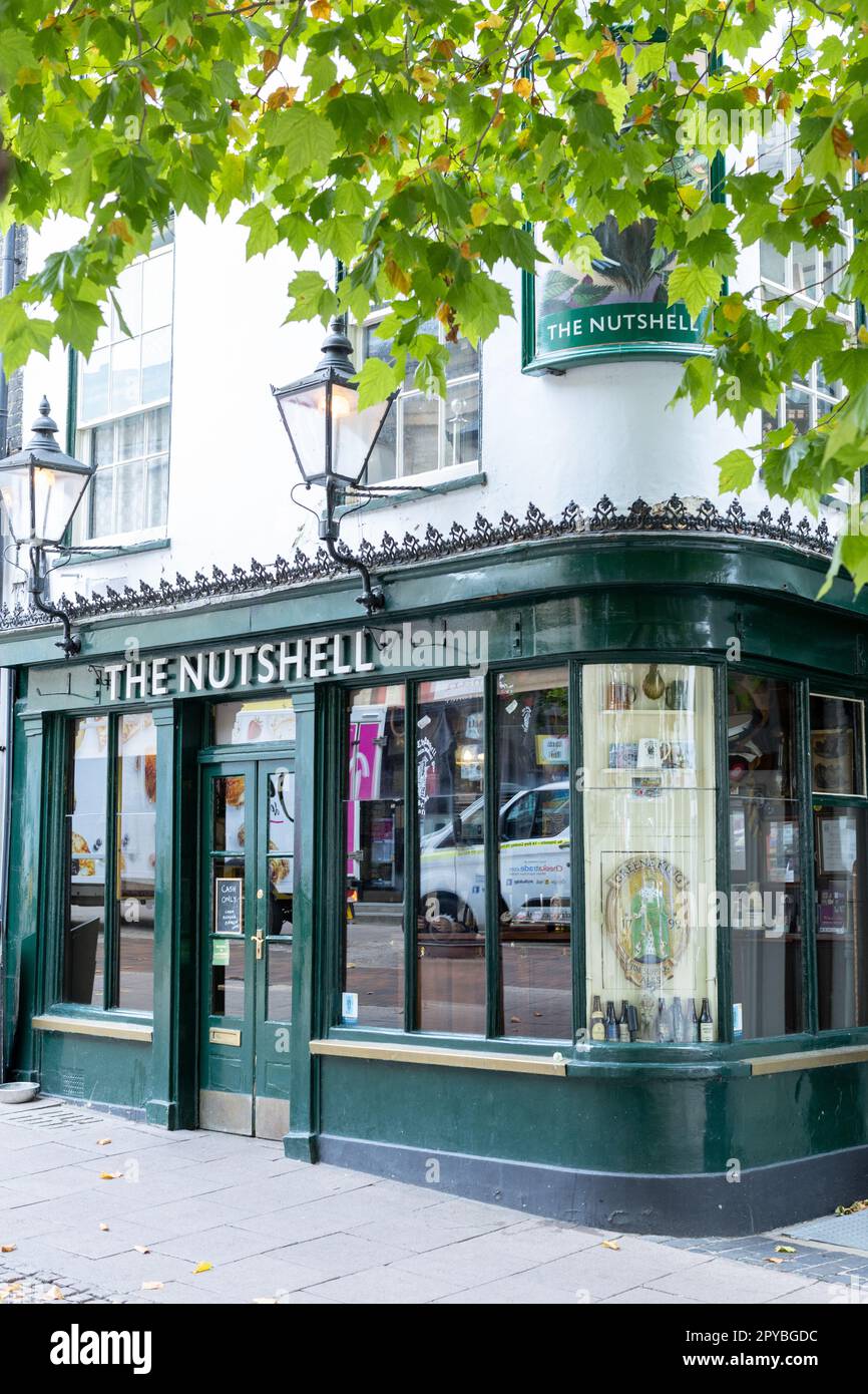 Die Kurzfassung am 12. Oktober 2022 in Bury St. Edmunds, Suffolk, England. Kurz gesagt, es ist der kleinste Pub in England. Kredit: SMP News Stockfoto