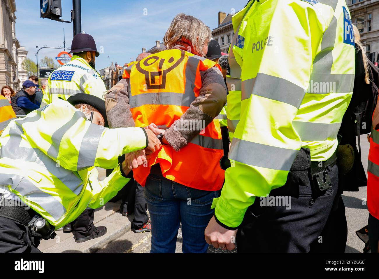 London, England, Vereinigtes Königreich 3. Mai 2023 als Demonstranten des Just Stop Oil Stop Slow Walk around Westminster, der den Verkehr zum Stillstand bringt, werden Zahlreiche Festnahmen vorgenommen. Stockfoto