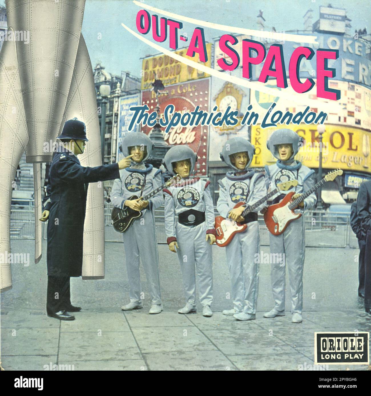 Die Spotnicks waren eine Popband aus Göteborg, Schweden, die vor allem für ihre Instrumentale bekannt ist. Sie wurden 1961 gegründet. Sie haben ihr allerletztes Konzert 2019 in Göteborg gegeben. Ihr Trick war es, sich als Raumfahrer auf der Bühne zu kleiden und primitive kabellose Mikrofone zu benutzen, die nicht immer funktionierten. Damals gab es eine Verrücktheit nach Pop-Instrumenten. Orange Blossom Special wurde zum ersten großen internationalen Hit und wurde 1962 in der Singles-Tabelle der Top 30 in Großbritannien auf dem Oriole Label geführt. Sie haben mehrere Alben mit Hauptstädten im Titel herausgegeben, angefangen mit diesem. Der Rekord wurde im Oriole Studio gemacht. Stockfoto Die Spotnicks waren eine Popband aus Göteborg, Schweden, die vor allem für ihre Instrumentale bekannt ist. Sie wurden 1961 gegründet. Sie haben ihr allerletztes Konzert 2019 in Göteborg gegeben. Ihr Trick war es, sich als Raumfahrer auf der Bühne zu kleiden und primitive kabellose Mikrofone zu benutzen, die nicht immer funktionierten. Damals gab es eine Verrücktheit nach Pop-Instrumenten. Orange Blossom Special wurde zum ersten großen internationalen Hit und wurde 1962 in der Singles-Tabelle der Top 30 in Großbritannien auf dem Oriole Label geführt. Sie haben mehrere Alben mit Hauptstädten im Titel herausgegeben, angefangen mit diesem. Der Rekord wurde im Oriole Studio gemacht. Stockfoto