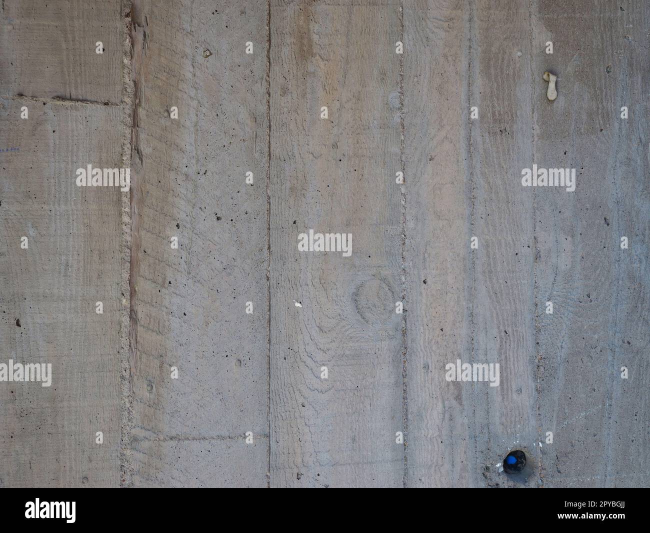 Betonwand mit vertikalen Holzmustern – als Hintergrund verwenden oder zusätzliche Lagenelemente hinzufügen Stockfoto