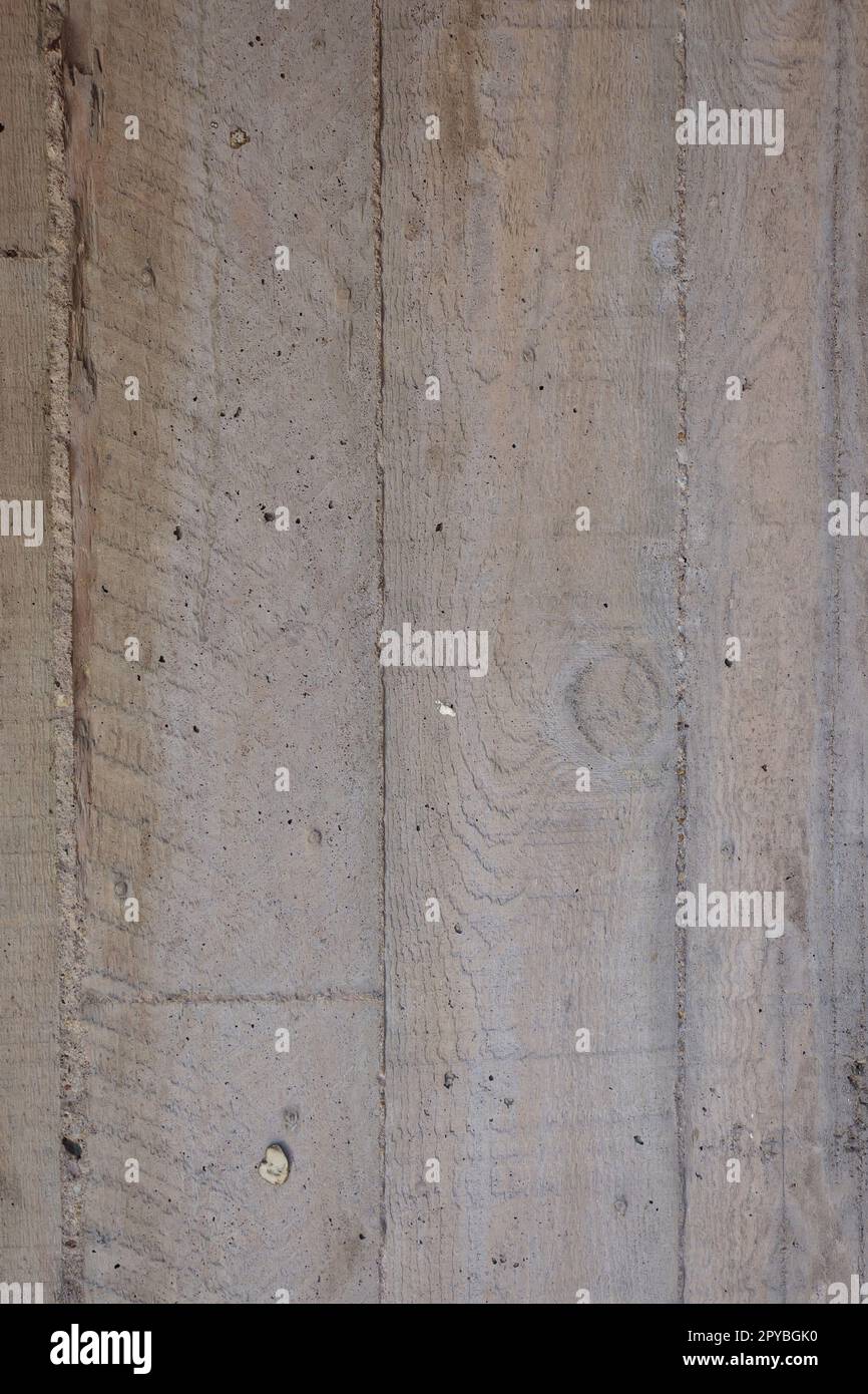 Betonwand mit vertikalen Holzmustern – als Hintergrund verwenden oder zusätzliche Lagenelemente hinzufügen Stockfoto