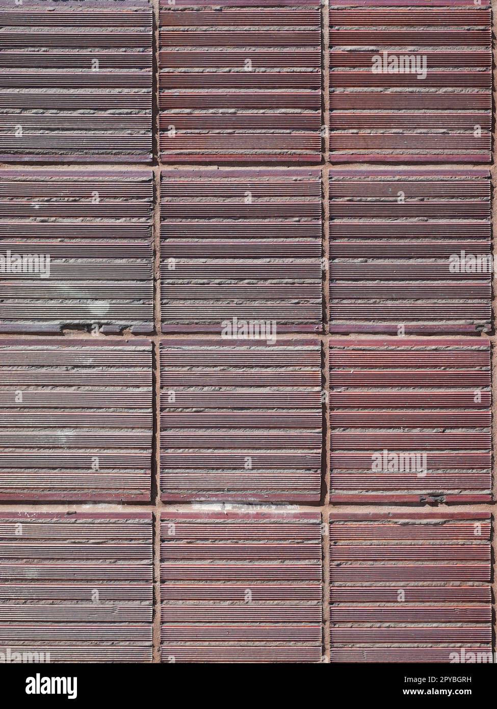 Horizontale strukturierte Linien in grauem Beton – ausgezeichnete Hintergrundbilder zum Hinzufügen von zusätzlichem Text oder Überlagerungen Stockfoto