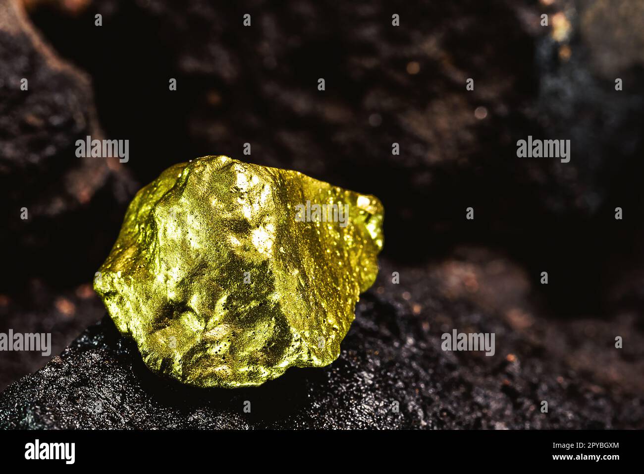 Rohgold, Goldstein in Goldmine, versteckter Schatz, Makrofotografie Stockfoto