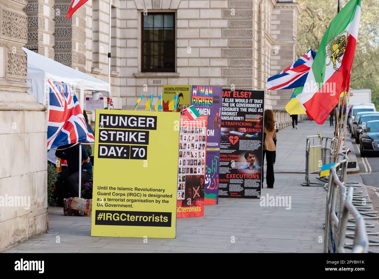 London, Großbritannien. 3. Mai 2023 Plakat mit Bezug auf Vahid Beheshti am 70. Tag des Hungerstreiks vor dem Auswärtigen Amt, Commonwealth und Entwicklungsbüro in Westminster. Kredit: Andrea Domeniconi/Alamy Live News Stockfoto