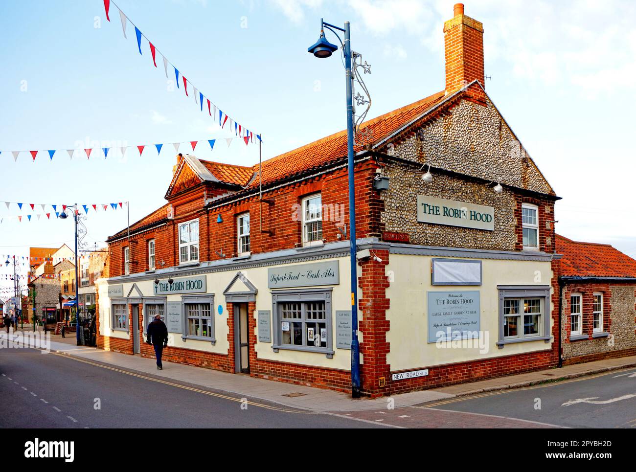 Ein Blick auf die Robin Hood Taverne, in der Speisen und Getränke im North Norfolk Seebad Sheringham, Norfolk, England, Großbritannien, serviert werden. Stockfoto