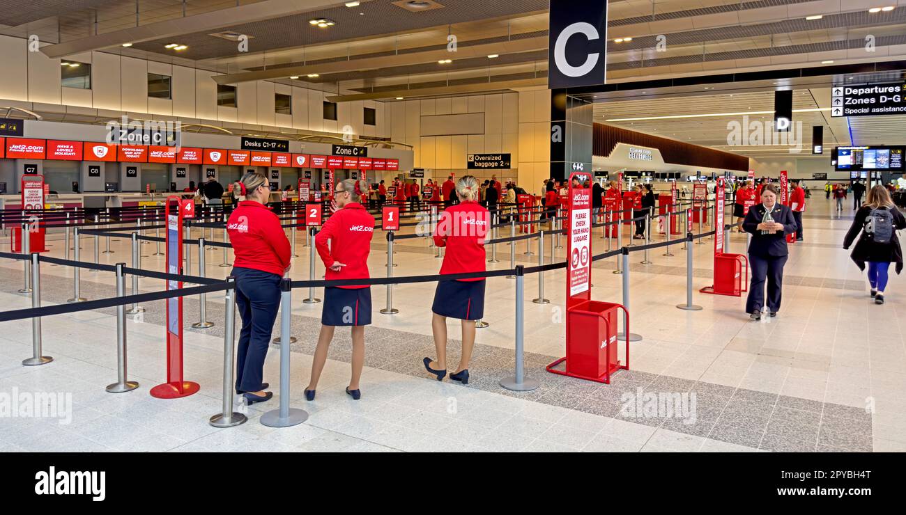 Jet2 Mitarbeiter beim Check-in am internationalen Flughafen Manchester, England, Großbritannien, M90 1QX Stockfoto