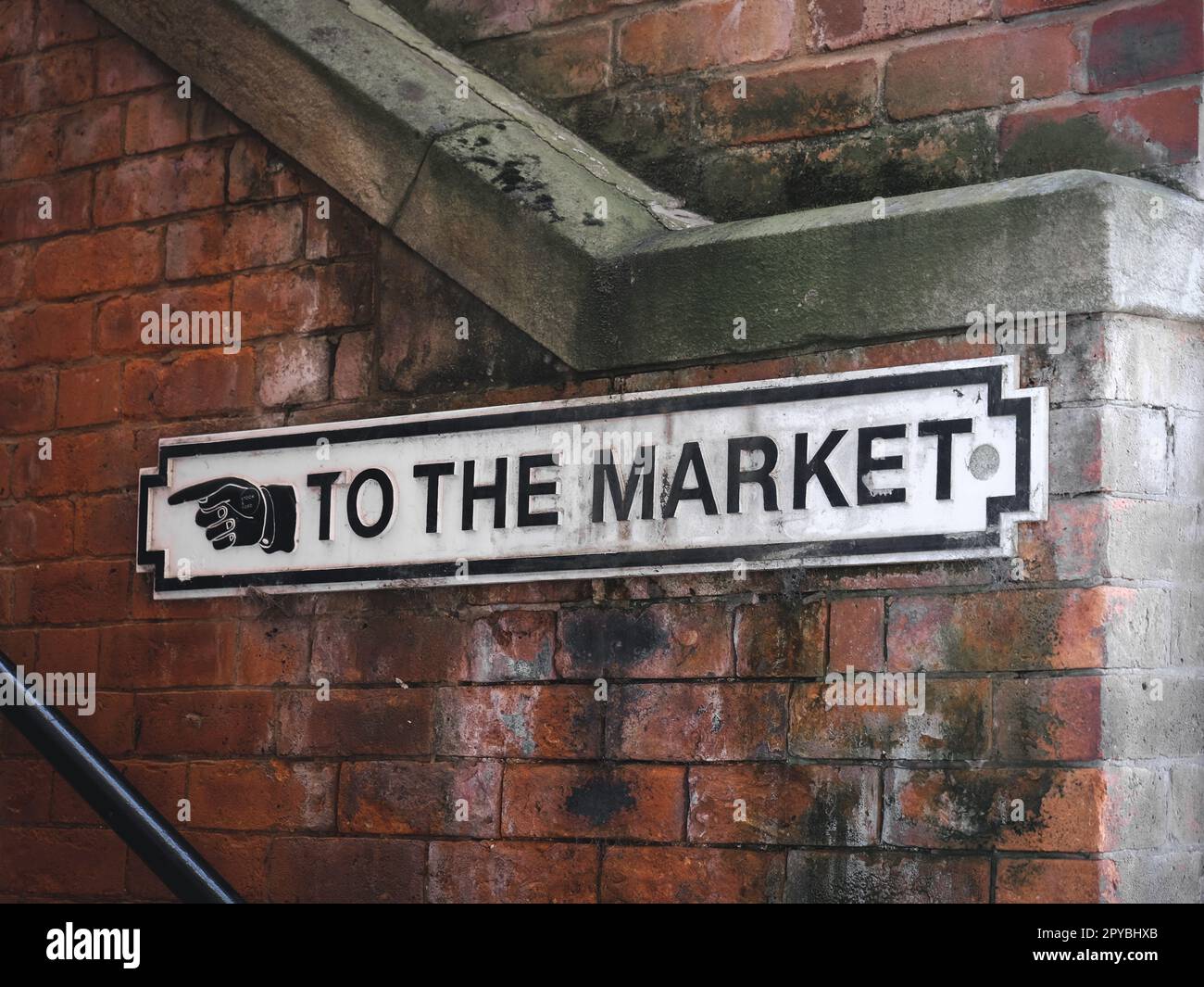 Schild mit der Aufschrift „to the Market“ neben den Stufen zur Market Place Hall, Stockport, UK Stockfoto
