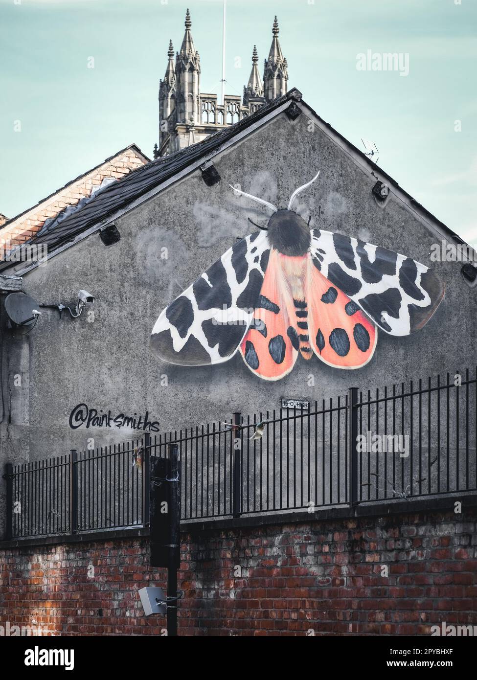 Schmetterlingskunst von Paintsmiths an der Seite eines Gebäudes in der Underbanks, Stockport, Großbritannien Stockfoto