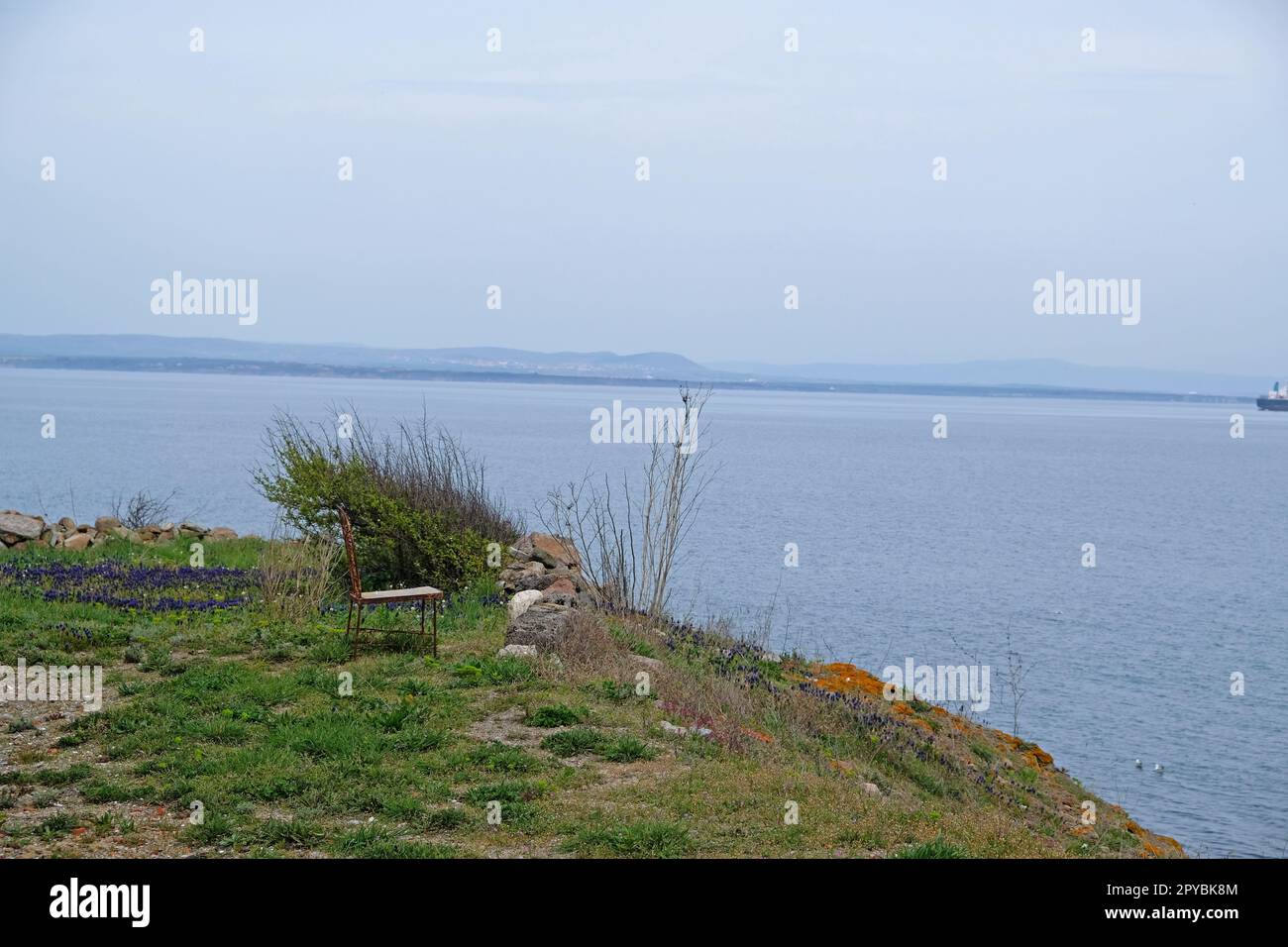 Eine einsame Bank mit Blick auf das Schwarze Meer Stockfoto