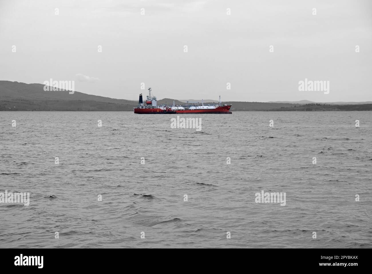 Ein großes Schiff in der Ferne am Schwarzen Meer Stockfoto