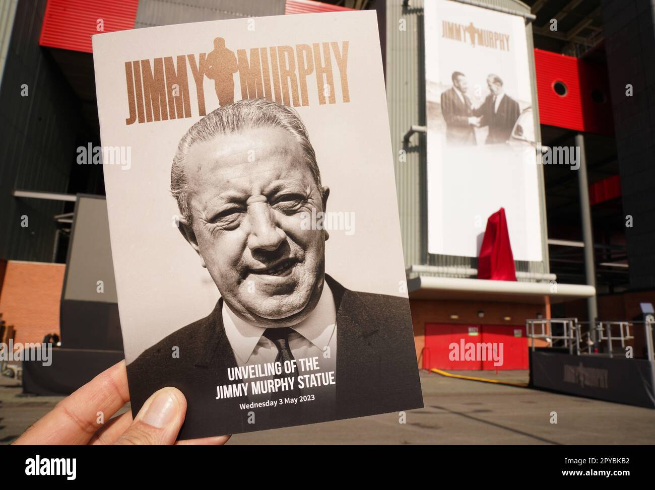 Eine Hommage an den ehemaligen Manchester United-Spieler Jimmy Murphy vor dem Stretford End in Old Trafford, Manchester. Bilddatum: Mittwoch, 3. Mai 2023. Stockfoto