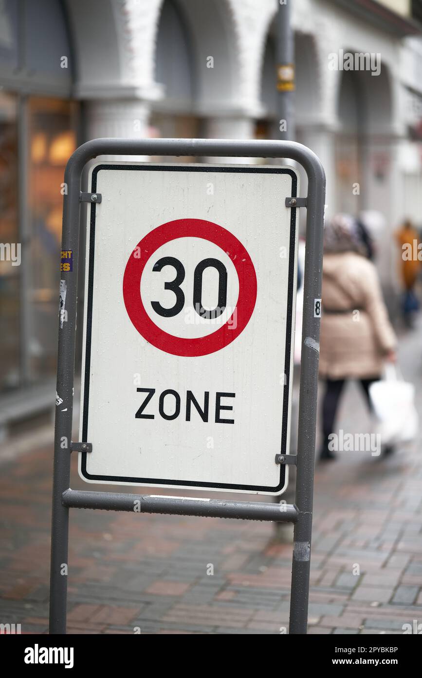 Verkehrsberuhigte Zone mit Geschwindigkeitsbegrenzung bis 30 km/h im