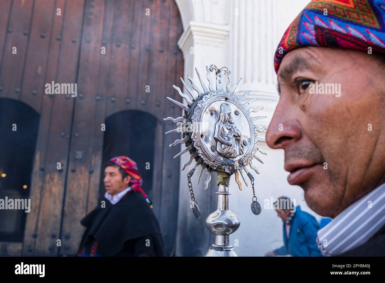 Cofrades en la Iglesia de Santo Tomás, Chichicastenango, Quiché, Guatemala, Mittelamerika Stockfoto