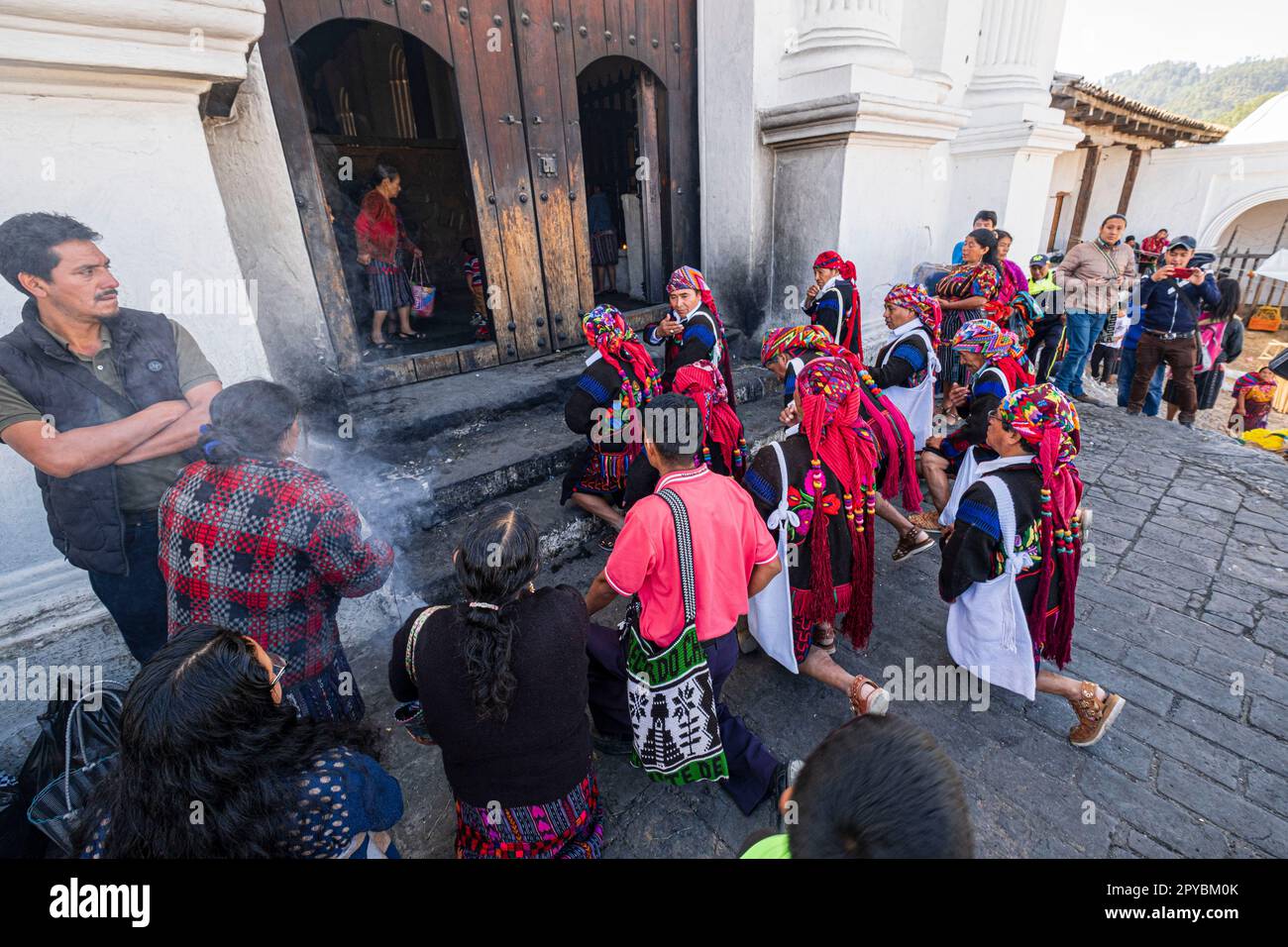 Cofrades en la Iglesia de Santo Tomás, Chichicastenango, Quiché, Guatemala, Mittelamerika Stockfoto