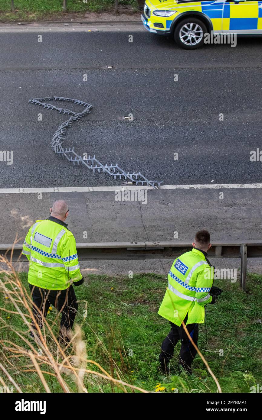 Großraum Manchester. 3. Mai 2023; Greater Manchester Police Interceptors entsenden Stinger auf M61 mit T-Pack-Fahrzeugen nach einer rasanten Verfolgung. Das verdächtige Fahrzeug wurde durch Stinger Spikes auf drei Spuren der Autobahn außer Gefecht gesetzt. Kredit: ZarkePixAlamyLiveNews Stockfoto