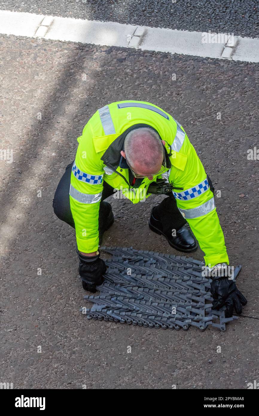 Großraum Manchester. 3. Mai 2023; Greater Manchester Police Interceptors entsenden Stinger auf M61 mit T-Pack-Fahrzeugen nach einer rasanten Verfolgung. Das verdächtige Fahrzeug wurde durch Stinger Spikes auf drei Spuren der Autobahn außer Gefecht gesetzt. Kredit: ZarkePixAlamyLiveNews Stockfoto