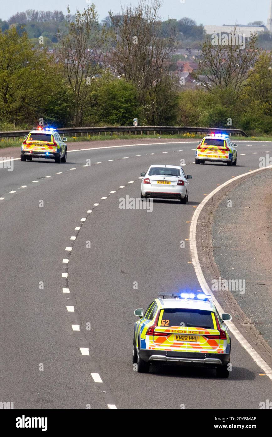 Großraum Manchester. 3. Mai 2023; Greater Manchester Police Interceptors entsenden Stinger auf M61 mit T-Pack-Fahrzeugen nach einer rasanten Verfolgung. Das verdächtige Fahrzeug wurde durch Stinger Spikes auf drei Spuren der Autobahn außer Gefecht gesetzt. Kredit: ZarkePixAlamyLiveNews Stockfoto