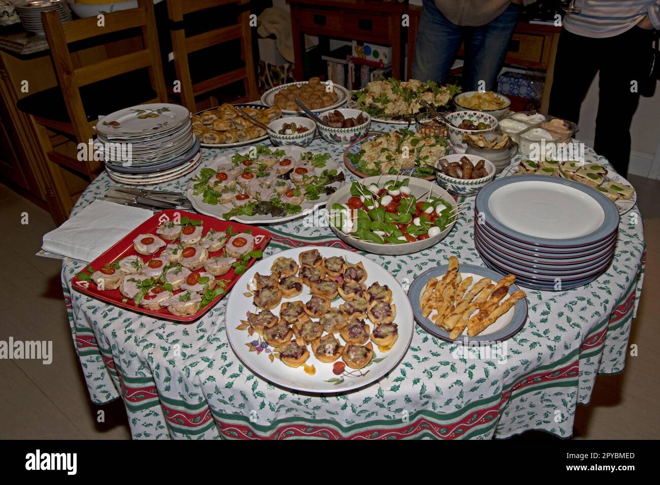 85. Geburtstagsfeier, Essensspezialitäten auf rundem Tisch arrangiert Stockfoto