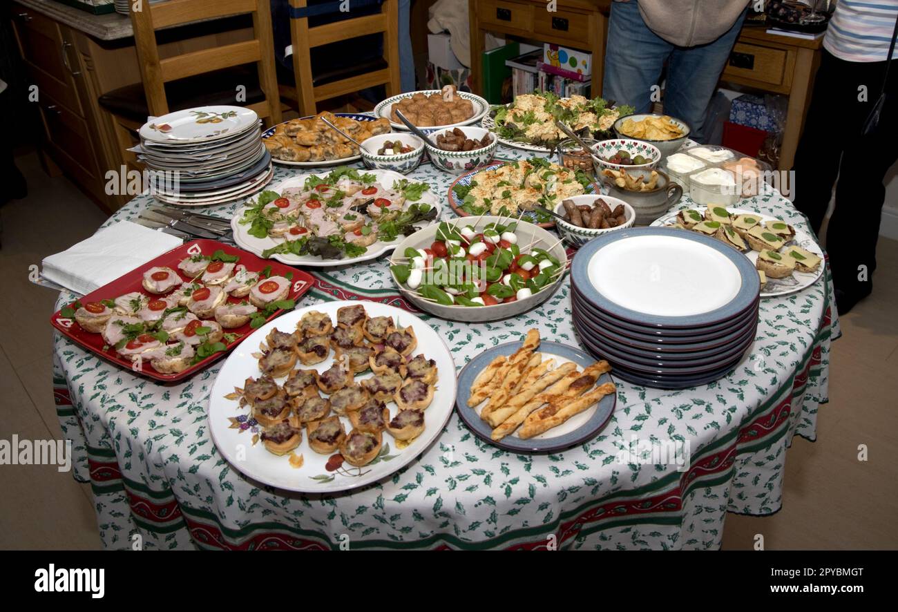 85. Geburtstagsfeier, Essensspezialitäten auf rundem Tisch arrangiert Stockfoto