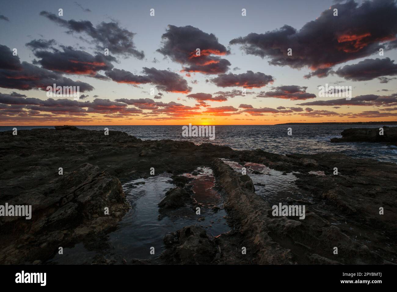 Punta Plana Sea Quarry, im Hintergrund Fishermen’s Huts and Beacon, S'Estalella, Estanyol, llucmajor, mallorca, balearen, spanien, europa Stockfoto