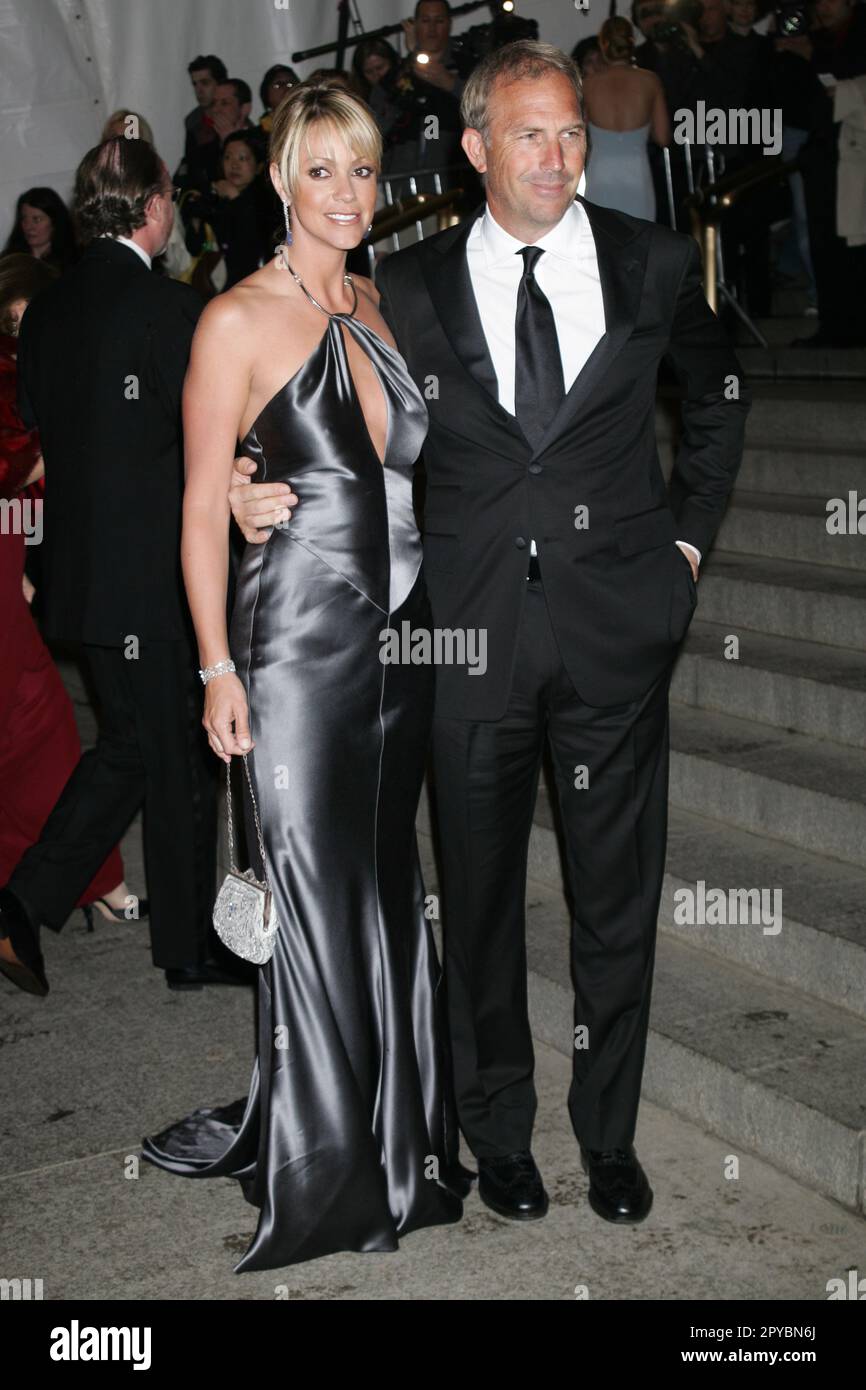 Der Schauspieler Kevin Costner und seine Frau Christine Baumgartner besuchen die Gala des MET Costume Institute und feiern Chanel im Metropolitan Museum of Art May Stockfoto