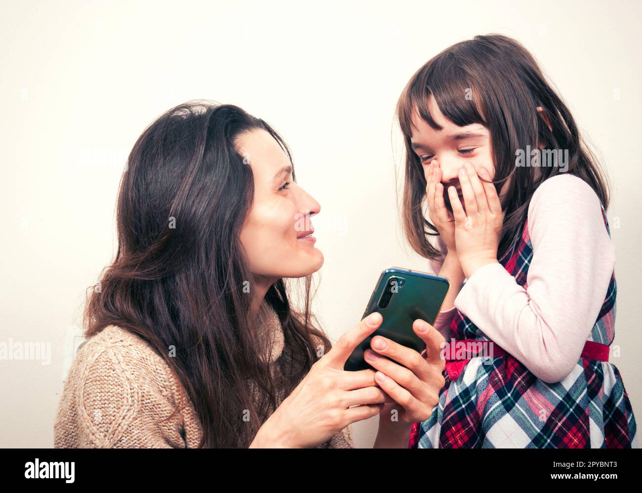 Mama mit dem Kind und dem Telefon Stockfoto