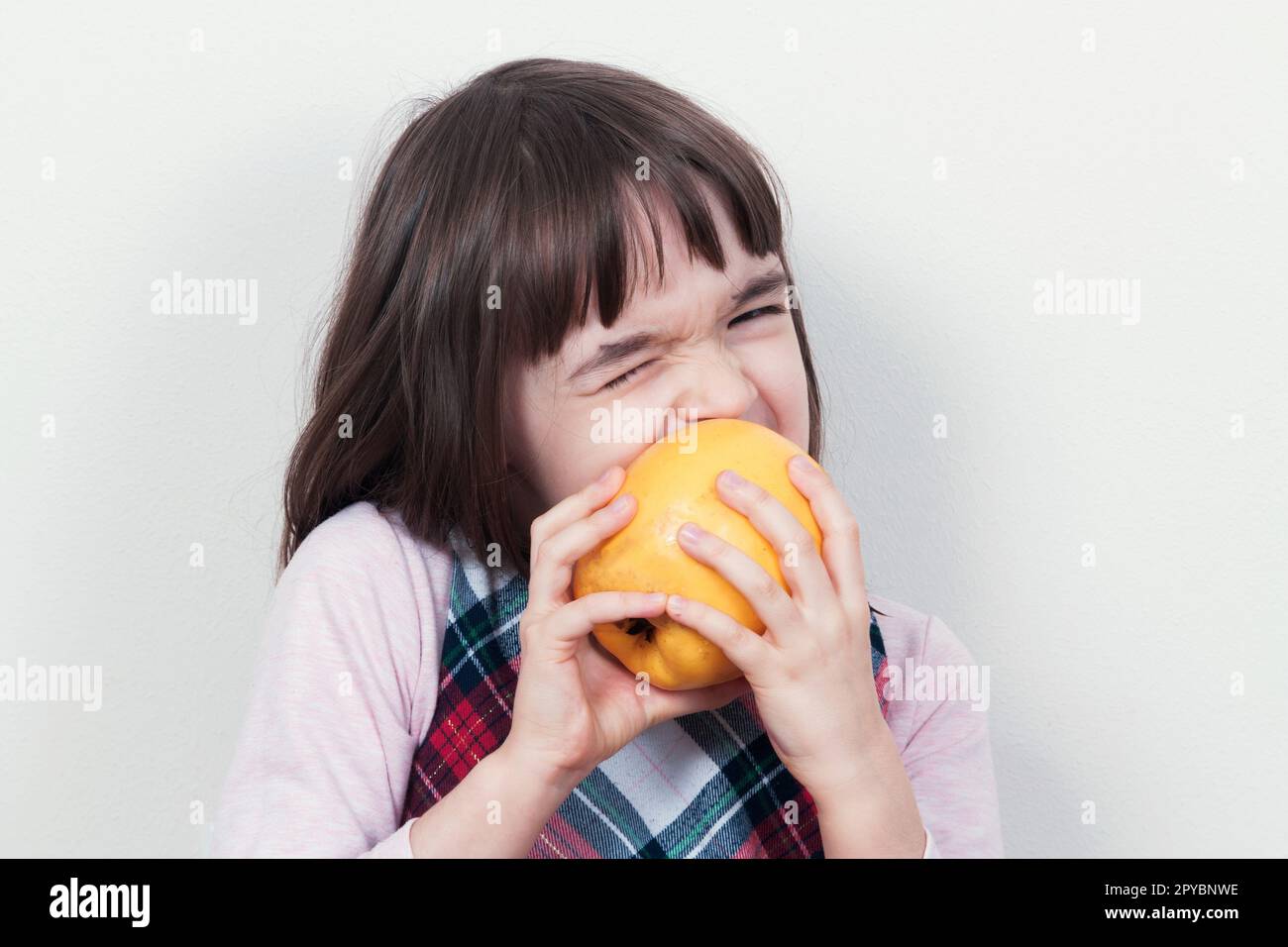 Kind Mädchen essen den Apfel Stockfoto