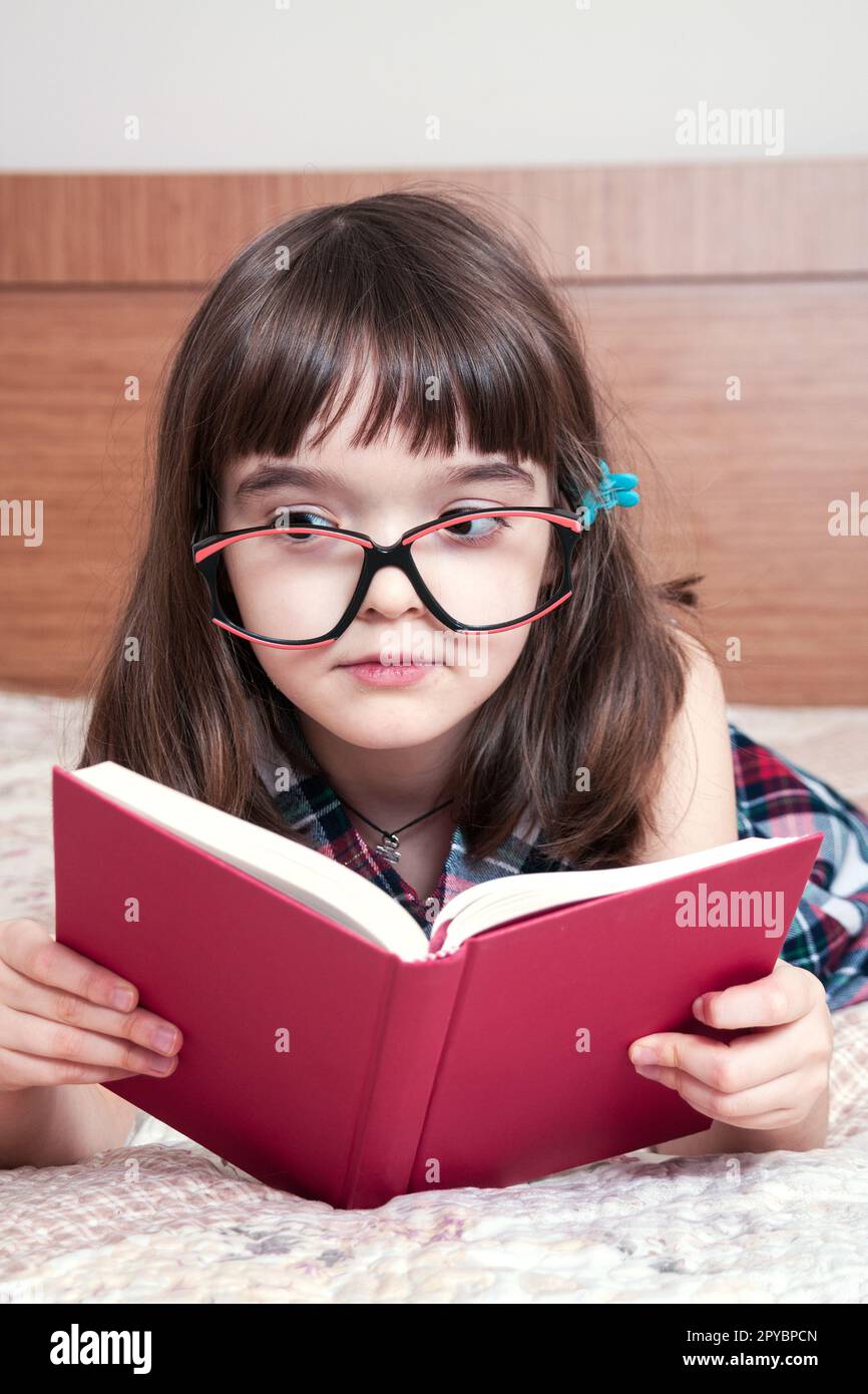 Kleines Mädchen, ein Buch zu Hause Stockfoto