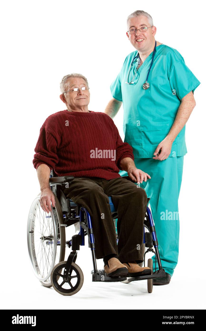Mediziner: Rollstuhlfahrer. Ein älterer Patient, der von seinem Arzt beraten und beruhigt wird. Aus einer Reihe von zugehörigen Bildern. Stockfoto