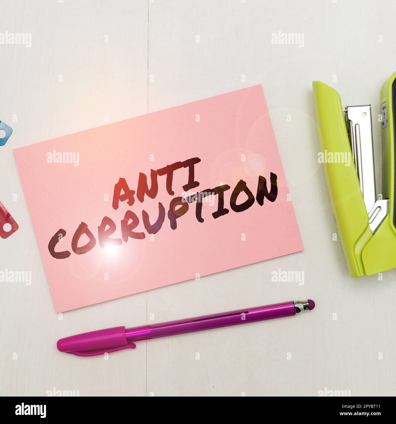 Konzeptionelle Darstellung Antikorruptionsbekämpfung. Das Wort, das auf Vorschriften geschrieben wurde, stoppt die Einkommenserzeugung durch illegale Handlungen Stockfoto