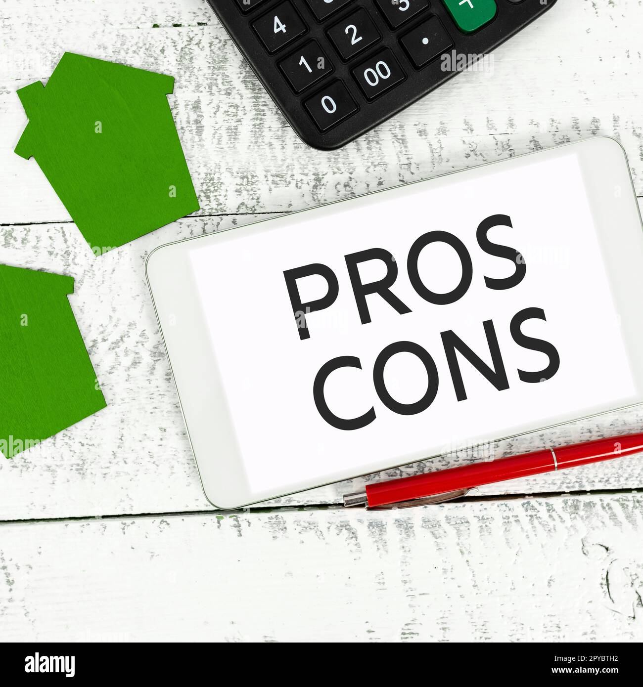 Schild mit Anzeige von Pros Cons Geschäftskonzept die positiven und negativen Faktoren oder Gründe einer Person Stockfoto