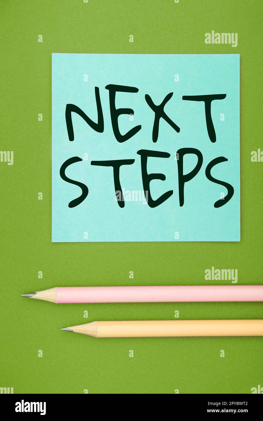 Inspiration mit Schild „Nächste Schritte“. Konzept, das bedeutet, dass nach der aktuellen Planung kein Prozess mehr erstellt wird Stockfoto