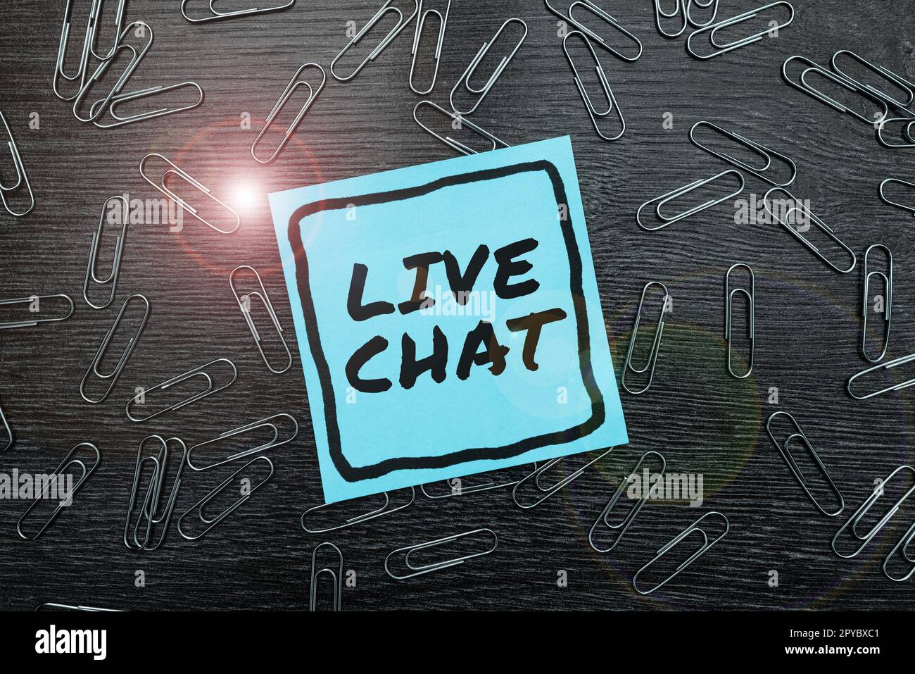 Konzeptionelle Darstellung Live-Chat. Geschäftsbeispiele, die sich mit Freunden oder anderen Personen über das Internet oder das PC-Telefon unterhalten Stockfoto
