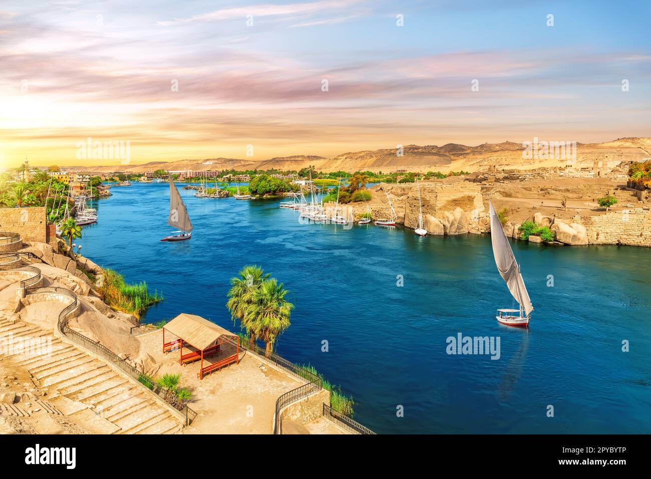 Der Nil und traditionelle Felukken in Assuan, Ägypten, wunderschöne Luftaufnahme Stockfoto