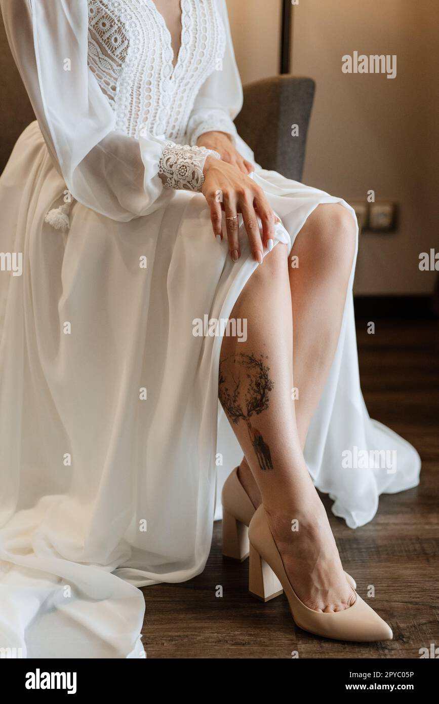Braut in einem weißen Kleid im Trainingslager Stockfoto