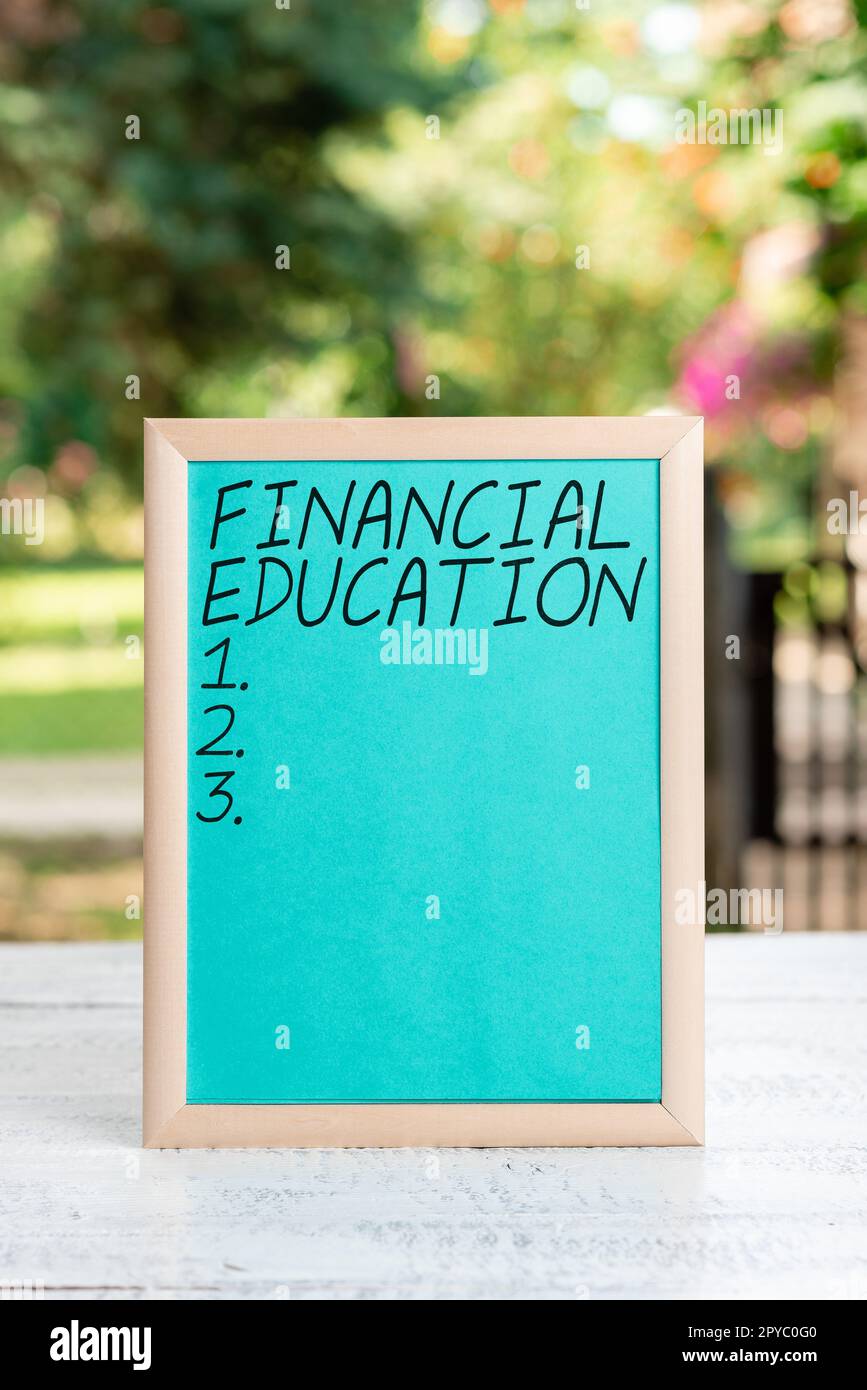 Handgeschriebenes Schild Financial Education. Geschäftsansatz Verständnis von Währungsbereichen wie Finanzen und Investitionen Stockfoto
