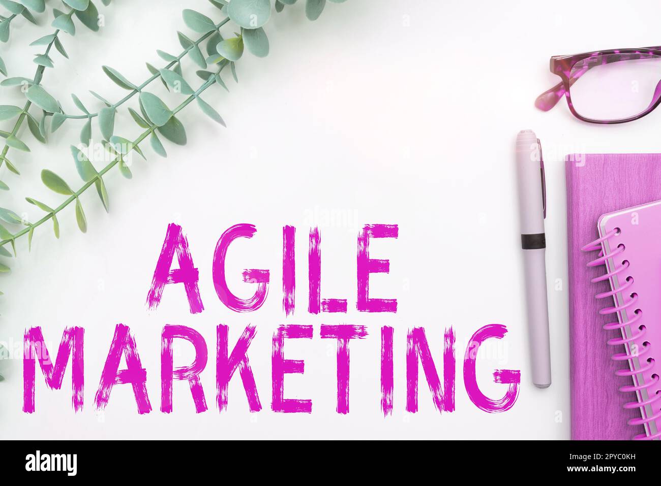 Schild mit Agile Marketing. Das Geschäftskonzept konzentriert sich auf Teambemühungen, die dem Endkunden einen Mehrwert bieten Stockfoto