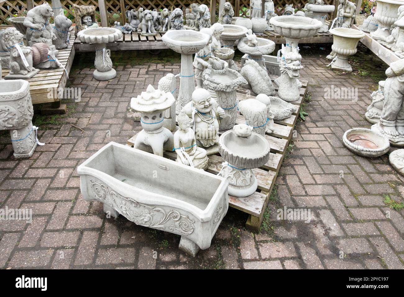 Eine Sammlung von Gartenverzierung Statuen für den Verkauf in einem Garten-Center Stockfoto