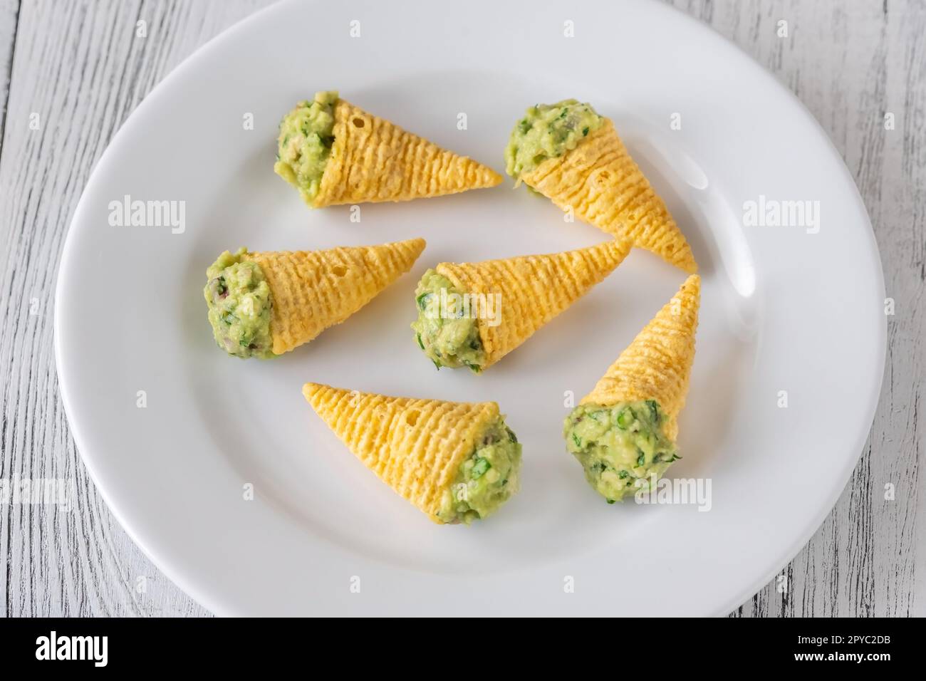 Tortilla-Chips mit Guacamole Stockfoto